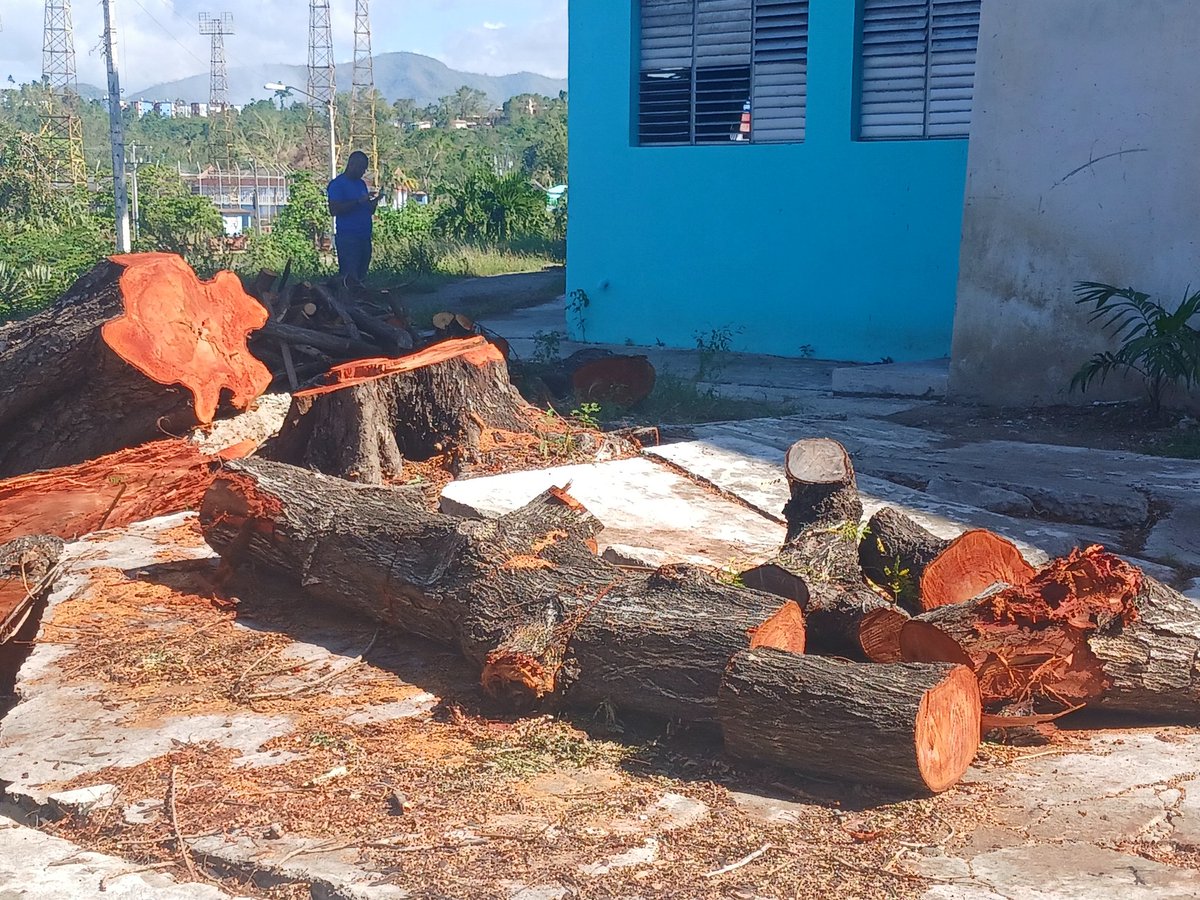 El compromiso y resiliencia de la comunidad universitaria de la Universidad de Oriente se hace  evidente en la rápida y contundente recuperación de los embates del huracán. El liderazgo de los cuadros y la participación de estudiantes y profesores.  #UniversidadCubana