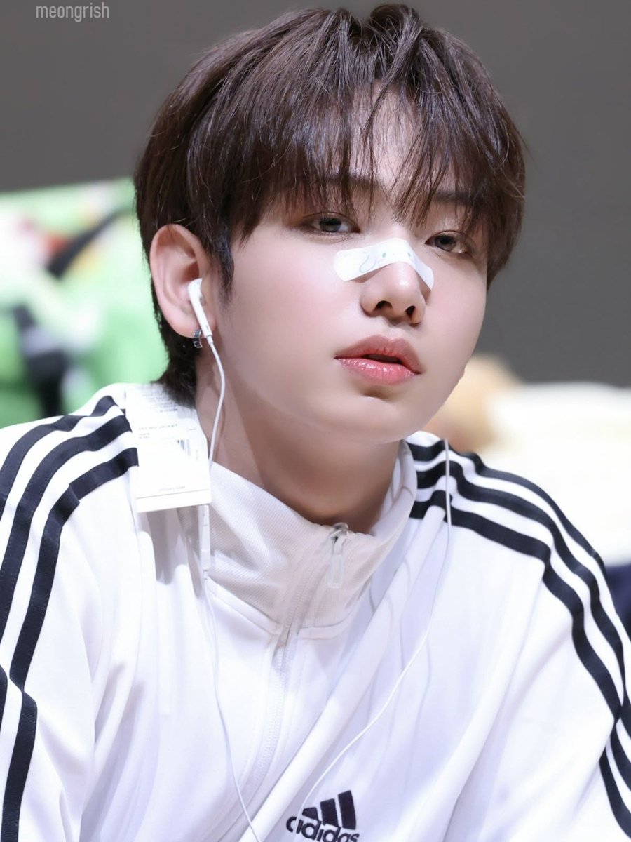 IDIDpopbase's tweet image. IDID’s maknae Jeong Semin shares a cute fanboy moment with BOYNEXTDOOR’s Myung Jaehyun via 🫧 messages!

“I’ve always liked sunbaenim’s songs a lot so I was really nervous and excited.. I told sunbaenim that I really love ‘As time goes by’ and he said thank you..”