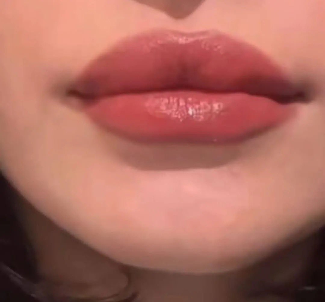 sall897's tweet image. يقولون يخلي الشفايف وردية الي جربوة ايش رايكم فية ؟✨