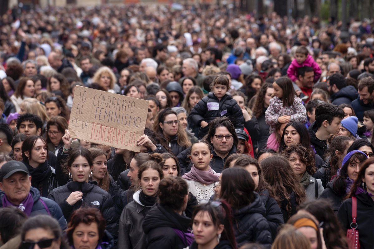 Indarkeria matxista mota guztien aurka gaudela adierazteko eguna da gaurkoa, bizitza aske eta burujabeak aldarrikatzekoa.

Oldarraldi faxistaren aurrean ozen esaten dugu ez dugula atzerapausorik emango. Mugimendu feministak deitutako mobilizazioetan ikusiko dugu elkar!

🟣✊🏽