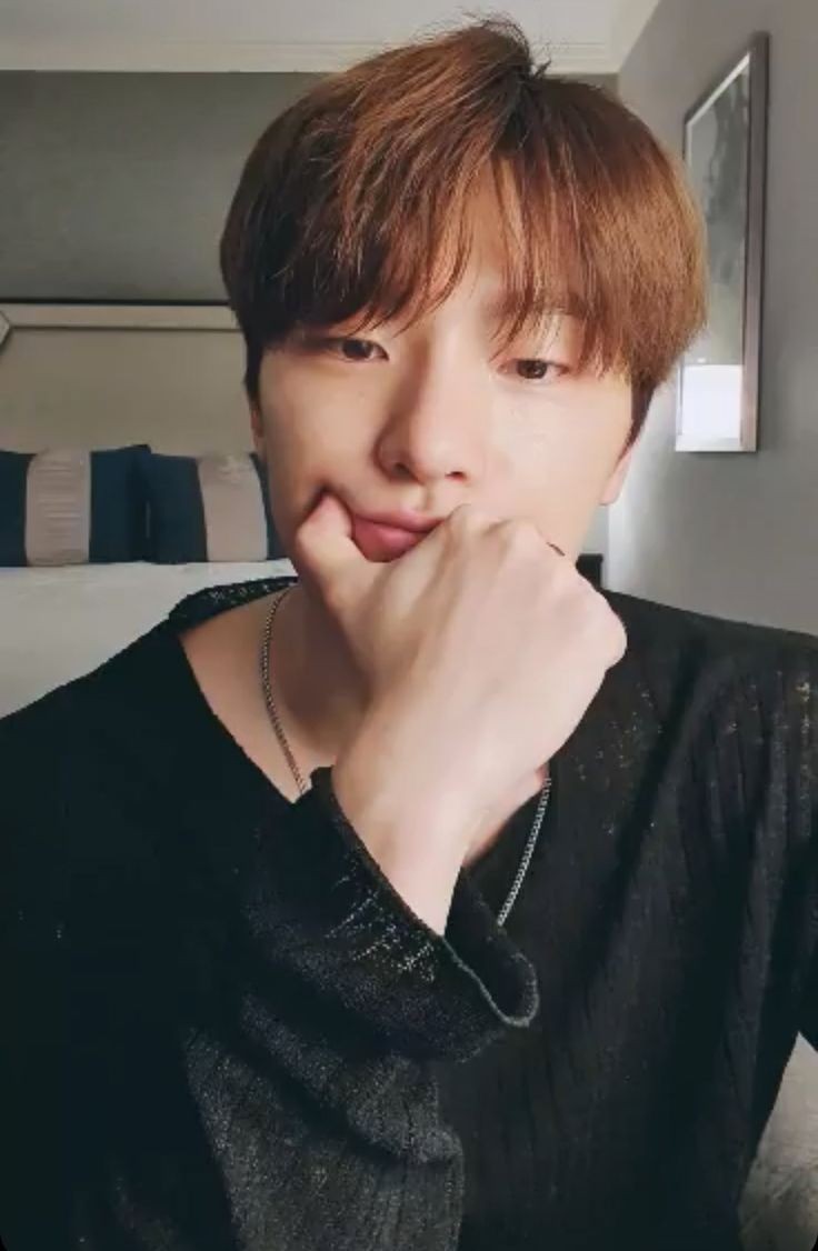 urimiso_'s tweet image. ;ดีน! นี่เธอฟังพี่อยู่ปะเนี่ย
:ครับ? เอ่อ..เมื่อกี้พี่ว่าไรนะ
;พี่ถามว่าพี่ไปย้อมดำกลับดีมั้ย
:สีนี้ก็สวยนะครับ เพิ่งย้อมมาเองเบื่อแล้วหรอ
;ไม่เชิงว่าเบื่อหรอกแต่ผมใหม่เริ่มขึ้นแล้ว ขก.เติมโคนอะ
:ออ
;นี่ มัวแต่คิดไรอยู่ พูดมา
:ป่าว แค่คิดว่าปากพี่น่าจูบมากเลย

#ชานคยอม #chankyeom