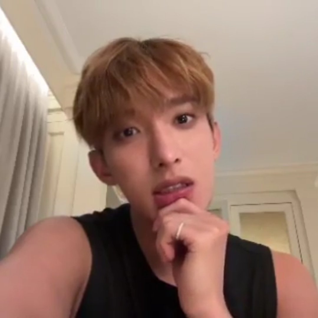 urimiso_'s tweet image. ;ดีน! นี่เธอฟังพี่อยู่ปะเนี่ย
:ครับ? เอ่อ..เมื่อกี้พี่ว่าไรนะ
;พี่ถามว่าพี่ไปย้อมดำกลับดีมั้ย
:สีนี้ก็สวยนะครับ เพิ่งย้อมมาเองเบื่อแล้วหรอ
;ไม่เชิงว่าเบื่อหรอกแต่ผมใหม่เริ่มขึ้นแล้ว ขก.เติมโคนอะ
:ออ
;นี่ มัวแต่คิดไรอยู่ พูดมา
:ป่าว แค่คิดว่าปากพี่น่าจูบมากเลย

#ชานคยอม #chankyeom