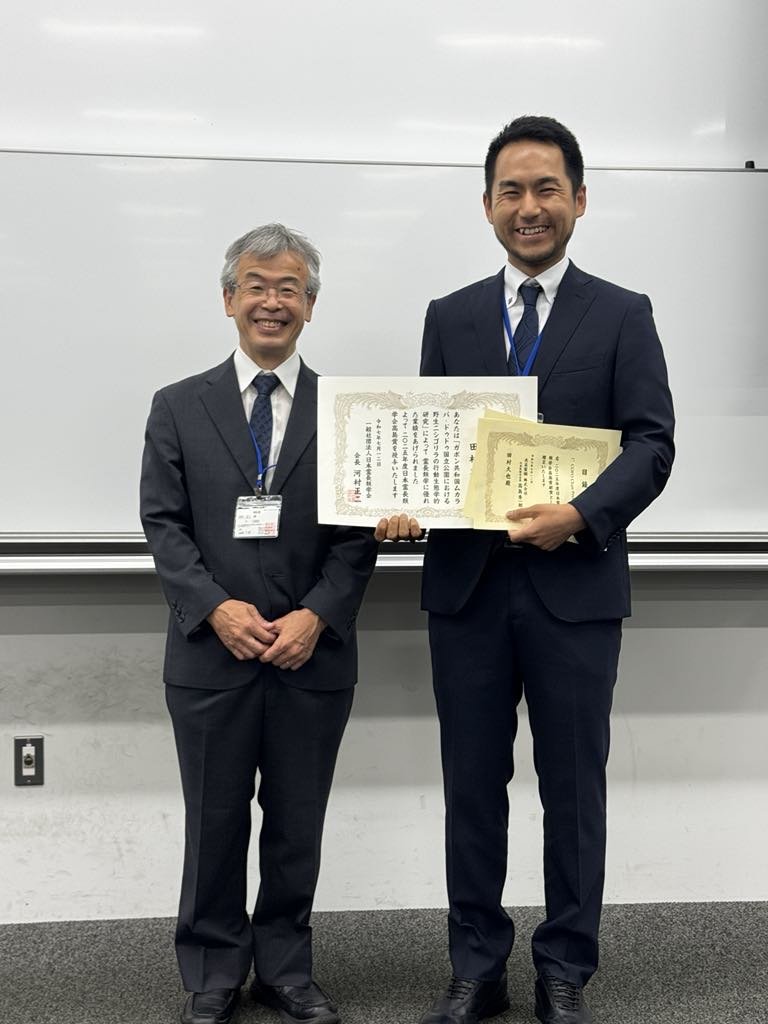 大切なニュースを投稿してへんのに気が付きました。田村助教の2025年度日本霊長類学会高島賞（第34回学術奨励賞）受賞です。写真は7月の大会時（左は河村会長）。受賞対象にゴリラの父親の研究が含まれてますが、田村さんは10月に父親になりました。オメデタ続きです。＃ニシゴリラ＃ヒト＃父親＃受賞