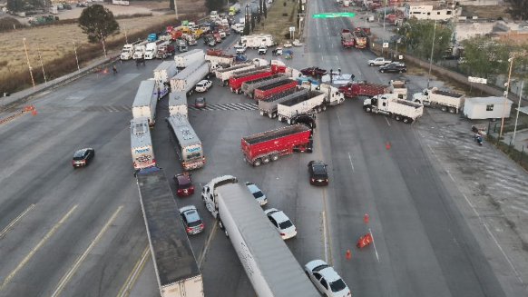 GN_Carreteras's tweet image. #TomePrecauciones en #Queretaro se registra cierre total de circulación en ambos sentidos por presencia de personas, cerca de la Caseta de cobro No. 5 “Palmillas” en el km 148+000 de la carretera Tulancingo -Huauchinango. Atienda indicación vial.