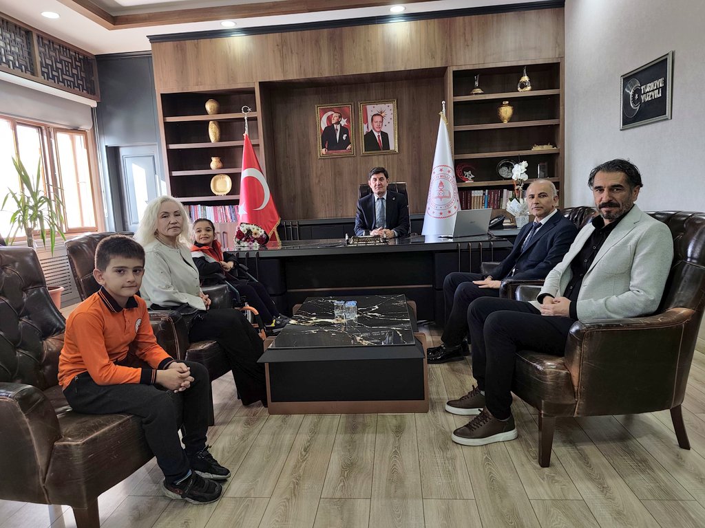 Artuklu Elif Ana Mehmet Konuş İlkokulu öğretmenleri adına okul müdürü, öğretmenlerimiz ve öğrencilerimiz, İl Milli Eğitim Müdürümüz Sayın Ali Eyyüpkoca'nın Öğretmenler Günü’nü kutladı. Ziyaretleri için okulumuza teşekkür ederiz.
<a href="/tcmeb/">Millî Eğitim Bakanlığı</a>
<a href="/Yusuf__Tekin/">Yusuf Tekin</a> 
<a href="/tuncay_akkoyun/">Tuncay Akkoyun</a>