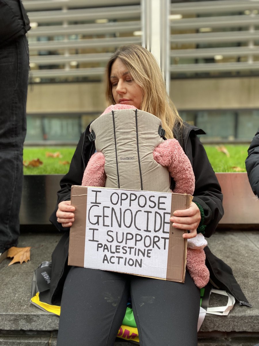 HeidiBachram's tweet image. A female police officer had vertebrae fractured during a Palestine Action attack. Who defends this and even brings their baby to support these thugs?