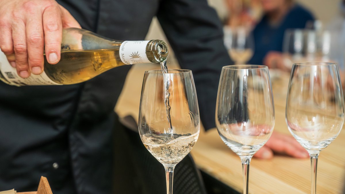 EspanaEnLatam's tweet image. Vino y queso: dos sabores que cuentan la historia de una tierra. 🍷🧀

Cada copa y cada bocado revelan el alma de España, entre viñedos, montañas y tradición.

#VisitaEspaña #España #GastronomíaEnEspaña #SaboresDeEspaña #AlimentosDeEspaña #ThinkYouKnopwSpain