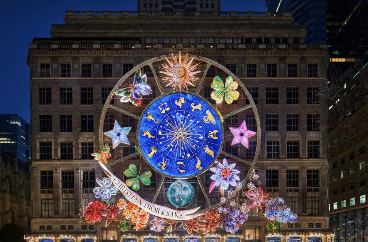 After going dark in 2024, the Saks Fifth Avenue Light Show returns brighter than ever. Starting November 24th, six NYC-inspired windows and a luminous show will bring holiday magic back to Fifth Avenue. 🌟🗽

#FifthAve #NYCRE #NYCHoliday