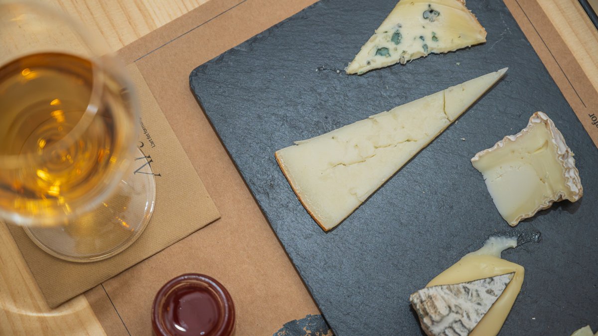 EspanaEnLatam's tweet image. Vino y queso: dos sabores que cuentan la historia de una tierra. 🍷🧀

Cada copa y cada bocado revelan el alma de España, entre viñedos, montañas y tradición.

#VisitaEspaña #España #GastronomíaEnEspaña #SaboresDeEspaña #AlimentosDeEspaña #ThinkYouKnopwSpain