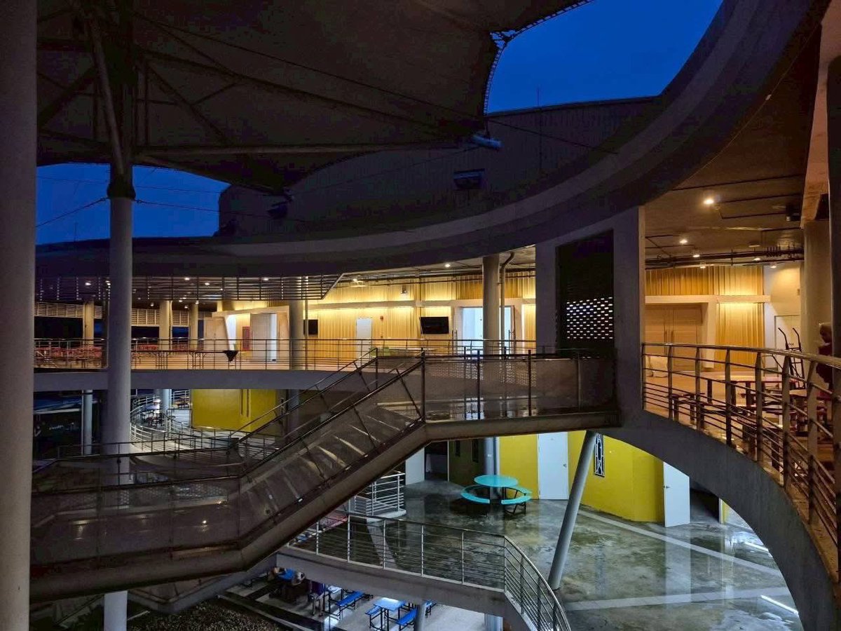 js100radio's tweet image. ณ ศูนย์พักพิงชั่วคราว มรภ.สงขลา อย่างน้อยค่ำคืนนี้ ทุกท่านก็มีที่พักผ่อนเอาแรง มีอาหารให้อิ่มท้อง มีห้องน้ำสะอาดให้ชำระล้างกาย เพื่อเก็บแรงไว้สู้กันต่อวันพรุ่งนี้

คืนนี้ ทีมครัวอาสาราชภัฏแบ่งปัน 
ปิดภารกิจกันด้วยนำอาหารกล่องแจกจ่ายให้นศ.และชุมชน พรุ่งนี้มาเริ่มกันใหม่ 08.00 น.…