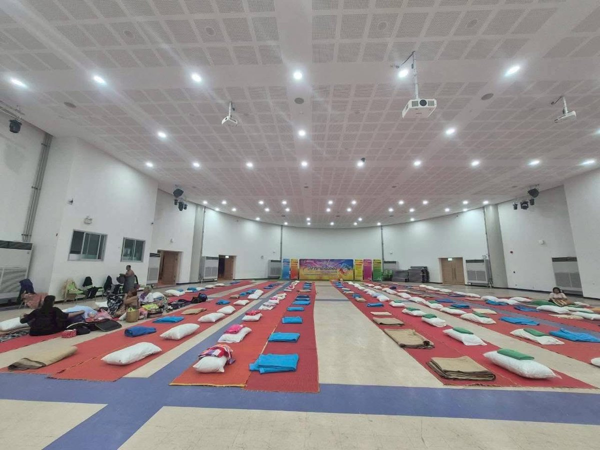 js100radio's tweet image. ณ ศูนย์พักพิงชั่วคราว มรภ.สงขลา อย่างน้อยค่ำคืนนี้ ทุกท่านก็มีที่พักผ่อนเอาแรง มีอาหารให้อิ่มท้อง มีห้องน้ำสะอาดให้ชำระล้างกาย เพื่อเก็บแรงไว้สู้กันต่อวันพรุ่งนี้

คืนนี้ ทีมครัวอาสาราชภัฏแบ่งปัน 
ปิดภารกิจกันด้วยนำอาหารกล่องแจกจ่ายให้นศ.และชุมชน พรุ่งนี้มาเริ่มกันใหม่ 08.00 น.…