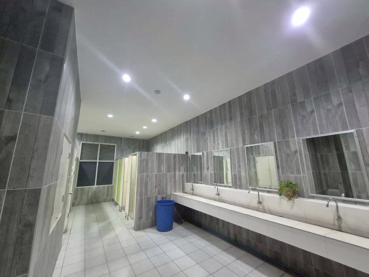 js100radio's tweet image. ณ ศูนย์พักพิงชั่วคราว มรภ.สงขลา อย่างน้อยค่ำคืนนี้ ทุกท่านก็มีที่พักผ่อนเอาแรง มีอาหารให้อิ่มท้อง มีห้องน้ำสะอาดให้ชำระล้างกาย เพื่อเก็บแรงไว้สู้กันต่อวันพรุ่งนี้

คืนนี้ ทีมครัวอาสาราชภัฏแบ่งปัน 
ปิดภารกิจกันด้วยนำอาหารกล่องแจกจ่ายให้นศ.และชุมชน พรุ่งนี้มาเริ่มกันใหม่ 08.00 น.…