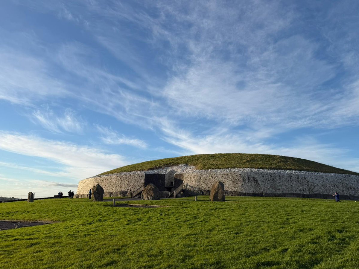 brunaboinneOPW's tweet image. Glorious day today in the #BoyneValley.
📷 Ailbhe
#newgrange #keepdiscovering #blueskies #jewelsofhistory