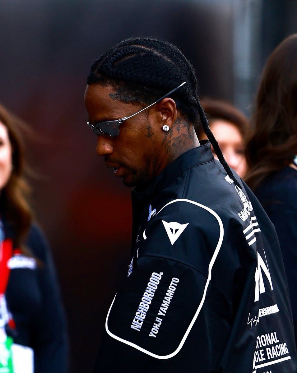 Travis Scott が Y-3 x NEIGHBORHOOD Racing Jacketを着用。Y-3公式の