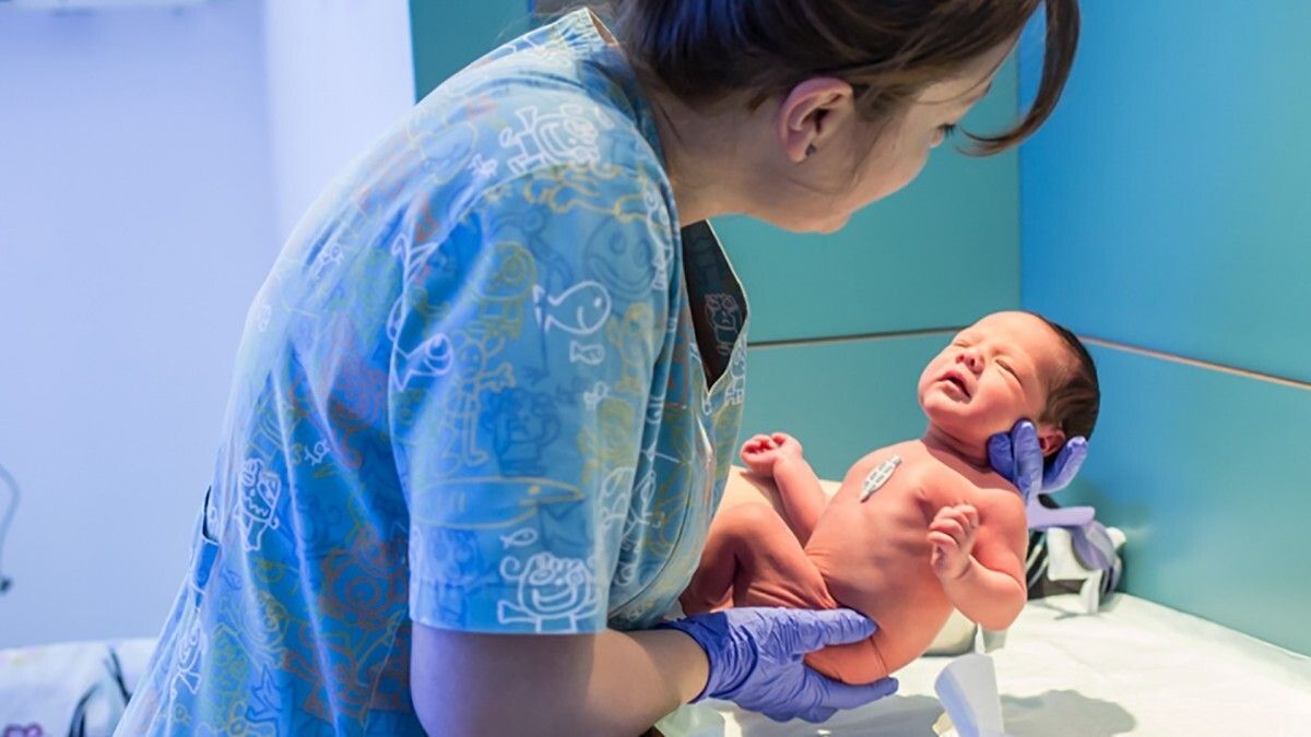 luzclemayorga's tweet image. #hablarbien – El femenino de patrón no es matrona, sino patrona. Matrona es la persona que asiste a las parturientas. Si nos referimos al santo protector de un pueblo u oficio, podemos decir ‘patrón’ o ‘patrono’. El plural de ‘patrón’ es ‘patrones’ y el de ‘patrono’, ‘patronos’.