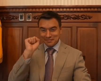 A Noboa NO le intersa el pais, NI tampoco lo conmueve la gente pobre, más bien la odia x ser pobre.

El fue formado en una corporacion para reducir costos (evasión, tercerizar, monopolizar, odiar a quienes no son de su elite). Él tiene un plan de negocios, no un plan de país.