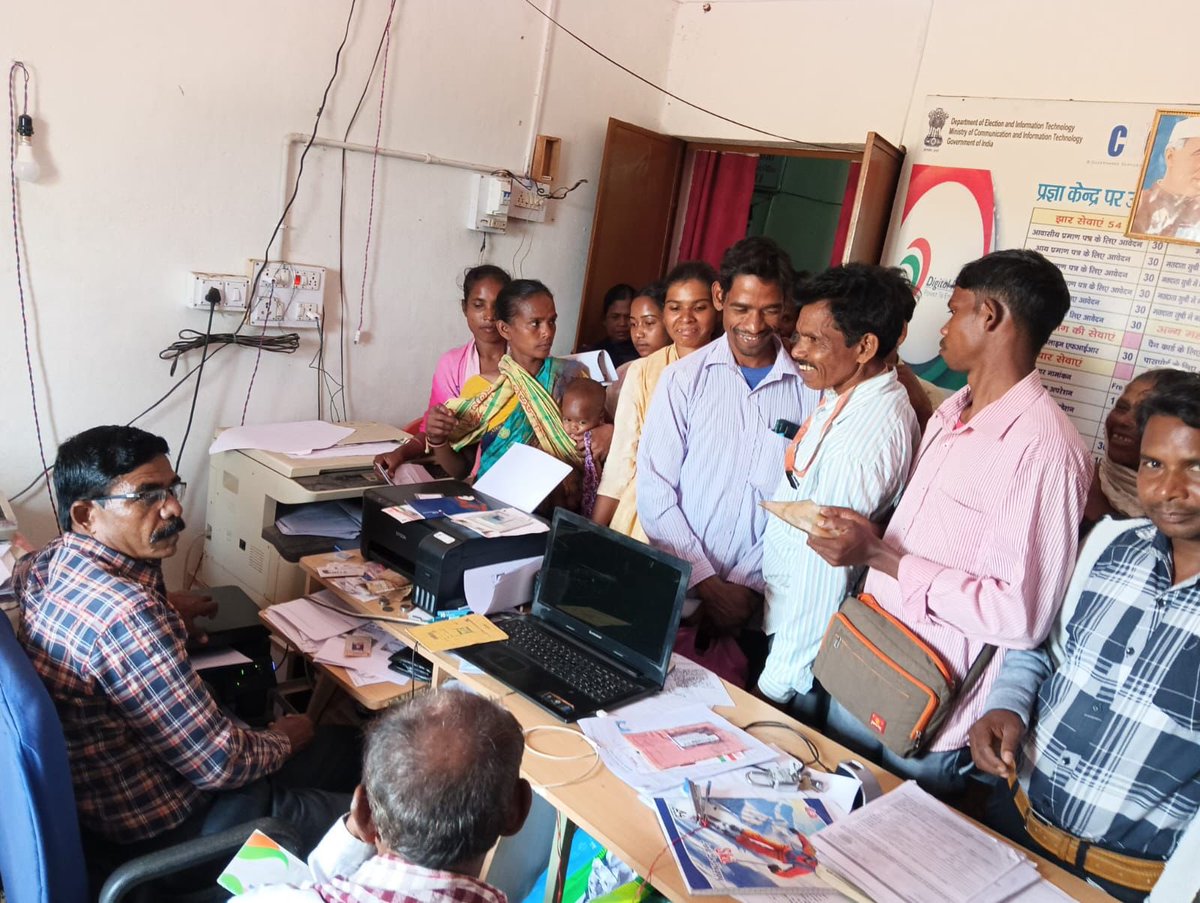 jh_csc's tweet image. सरकार आपके द्वार’ अभियान के अंतर्गत कैंप स्थानों पर #DigitalPanchayat CSC VLEs द्वारा लाभुकों के ऑनलाइन आवेदन किए जा रहे हैं। सभी पात्र नागरिक अपने दस्तावेज़ों के साथ पहुँचकर योजनाओं का लाभ उठाएँ। #Jharkhand #GoodGovernance #CitizenServices @DipikaPS @RSB_85
