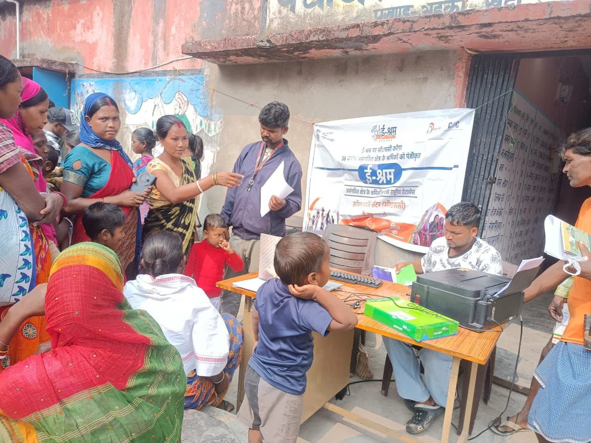 jh_csc's tweet image. सरकार आपके द्वार’ अभियान के अंतर्गत कैंप स्थानों पर #DigitalPanchayat CSC VLEs द्वारा लाभुकों के ऑनलाइन आवेदन किए जा रहे हैं। सभी पात्र नागरिक अपने दस्तावेज़ों के साथ पहुँचकर योजनाओं का लाभ उठाएँ। #Jharkhand #GoodGovernance #CitizenServices @DipikaPS @RSB_85