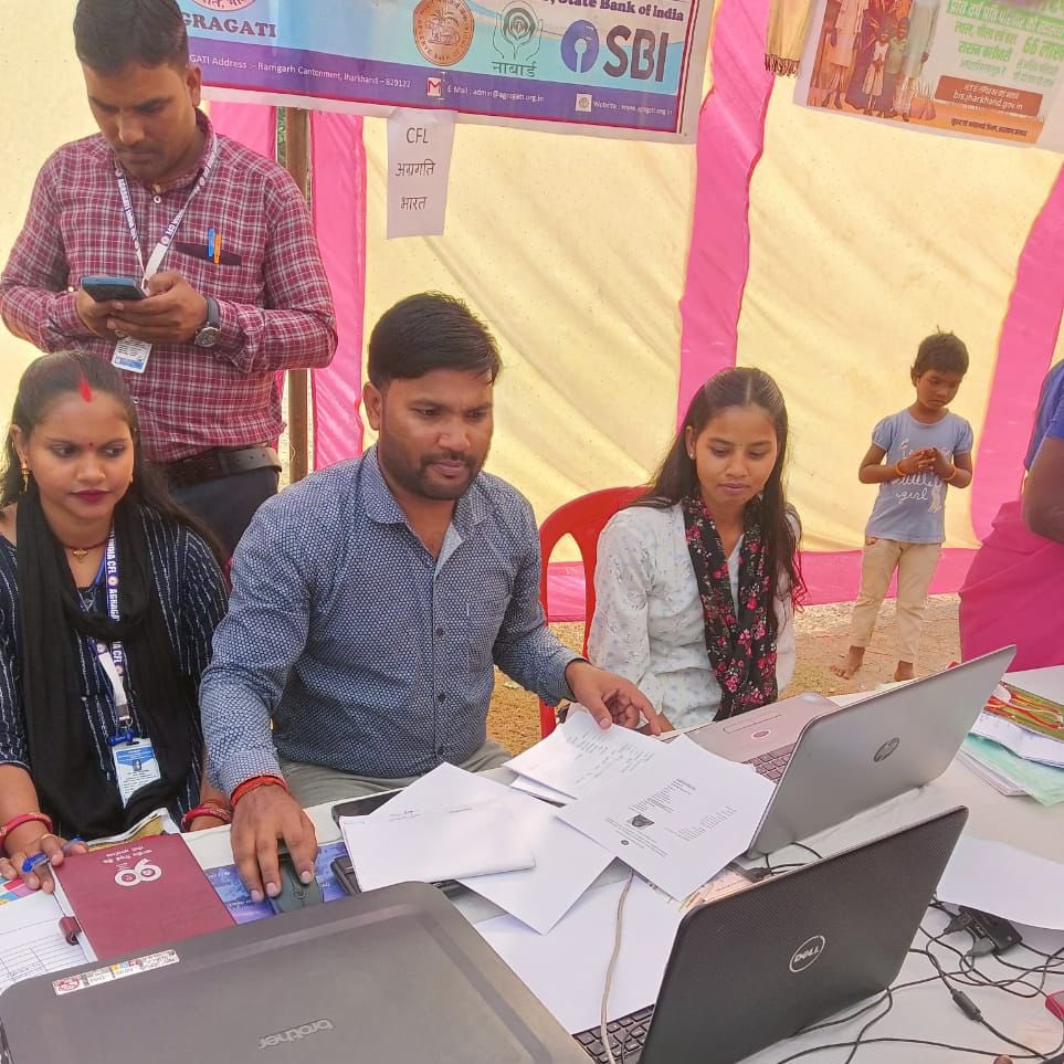 jh_csc's tweet image. सरकार आपके द्वार’ अभियान के अंतर्गत कैंप स्थानों पर #DigitalPanchayat CSC VLEs द्वारा लाभुकों के ऑनलाइन आवेदन किए जा रहे हैं। सभी पात्र नागरिक अपने दस्तावेज़ों के साथ पहुँचकर योजनाओं का लाभ उठाएँ। #Jharkhand #GoodGovernance #CitizenServices @DipikaPS @RSB_85