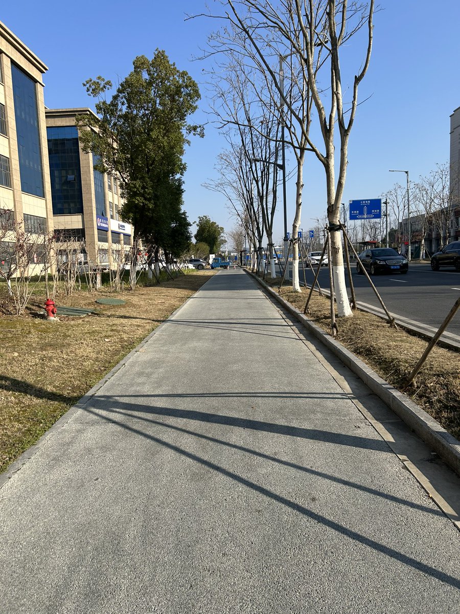 MyTradingDi2022's tweet image. แต่นี่เคยไปทำงานบริษัทจีนที่ประเทศจีน เซอร์ไพรส์มาก 5 โมงเด้ง! 😱 ลุกออกจากโต๊ะกลับบ้านกันตรงเป๊ะ 😂 เลยกลายเป็นว่านี่ work life balance มากต่างกับบ.ญี่ปุ่นที่เคยทำมา 8 ปีทำโอถึง 1-2 ทุ่ม 😂 / เนี่ย เดินชิลๆกลับที่พักได้เห็นแสงตะวันตอนเย็น / แล้วแต่บ.ด้วยแหละ 😂