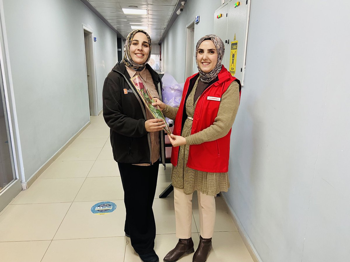 Gönüllü gençlerimizle birlikte Atatürk Ortaokulu öğretmenlerimizin Öğretmenler Günü’nü kutlayarak onlara gül takdim ettik. 🌹
Kurs eğitmenlerimiz ve antrenörlerimize emekleri ve gençlerimize kattıkları değer için teşekkür ettik ve gül takdim ettik🌟 <a href="/frknkrksz/">Furkan Korkusuz</a> <a href="/Diyadin004/">DİYADİN KAYMAKAMLIĞI</a>