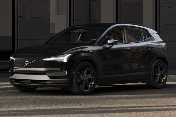 AutoWeek's tweet image. De elektrische Volvo EX30 is er nu ook als Black Edition Europa. Die brengt inderdaad een boel zwart naar de compacte elektrische SUV. autoweek.nl/autonieuws/art…