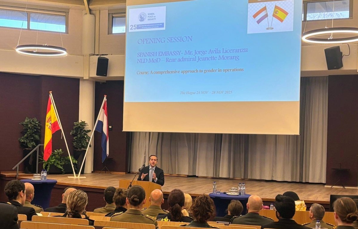 EmbPaisesBajos's tweet photo. Inauguramos la XXVIII edición del Curso Enfoque de Género en Operaciones que organizan España y Países Bajos. Desde 2011 más de 1200 participantes de 45 nacionalidades. 
Nuestro reconocimiento al coronel Lucero, director del curso durante 8 años. https://t.co/BGzGE62ilx