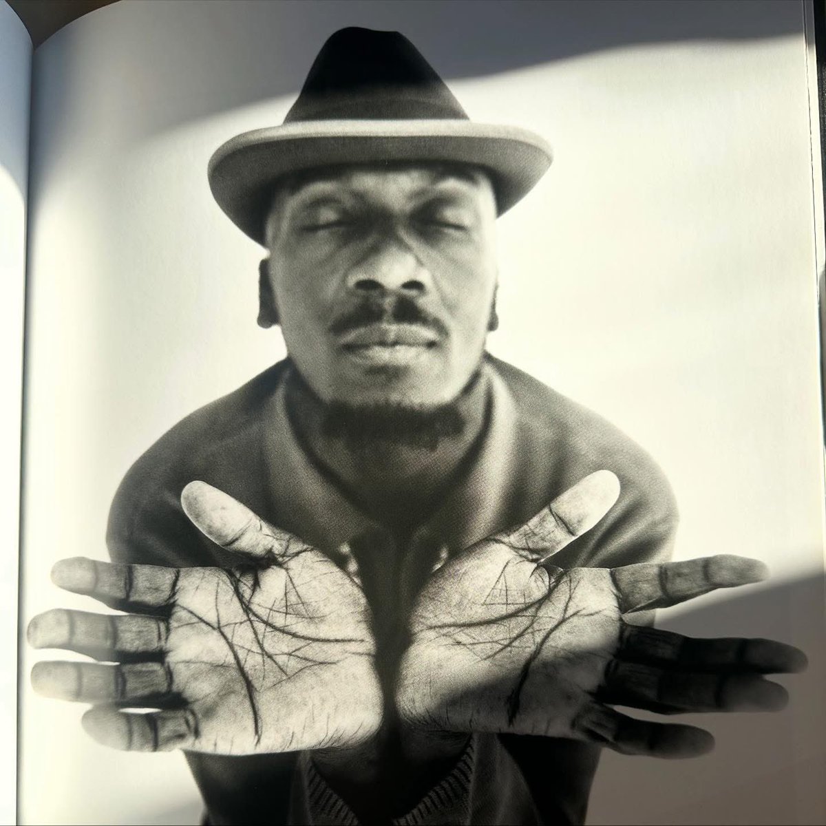 Danny_Clinch's tweet photo. Many Rivers to Cross . Thank you Jimmy Cliff .
Rest easy ❤️
From my first book of my photography , Discovery Inn .
Jimmy was a joy to be around and a wonderful collaborator .
@jimmycliff @Transparent_AP #discoveryinn https://t.co/YYyPOrOvZB
