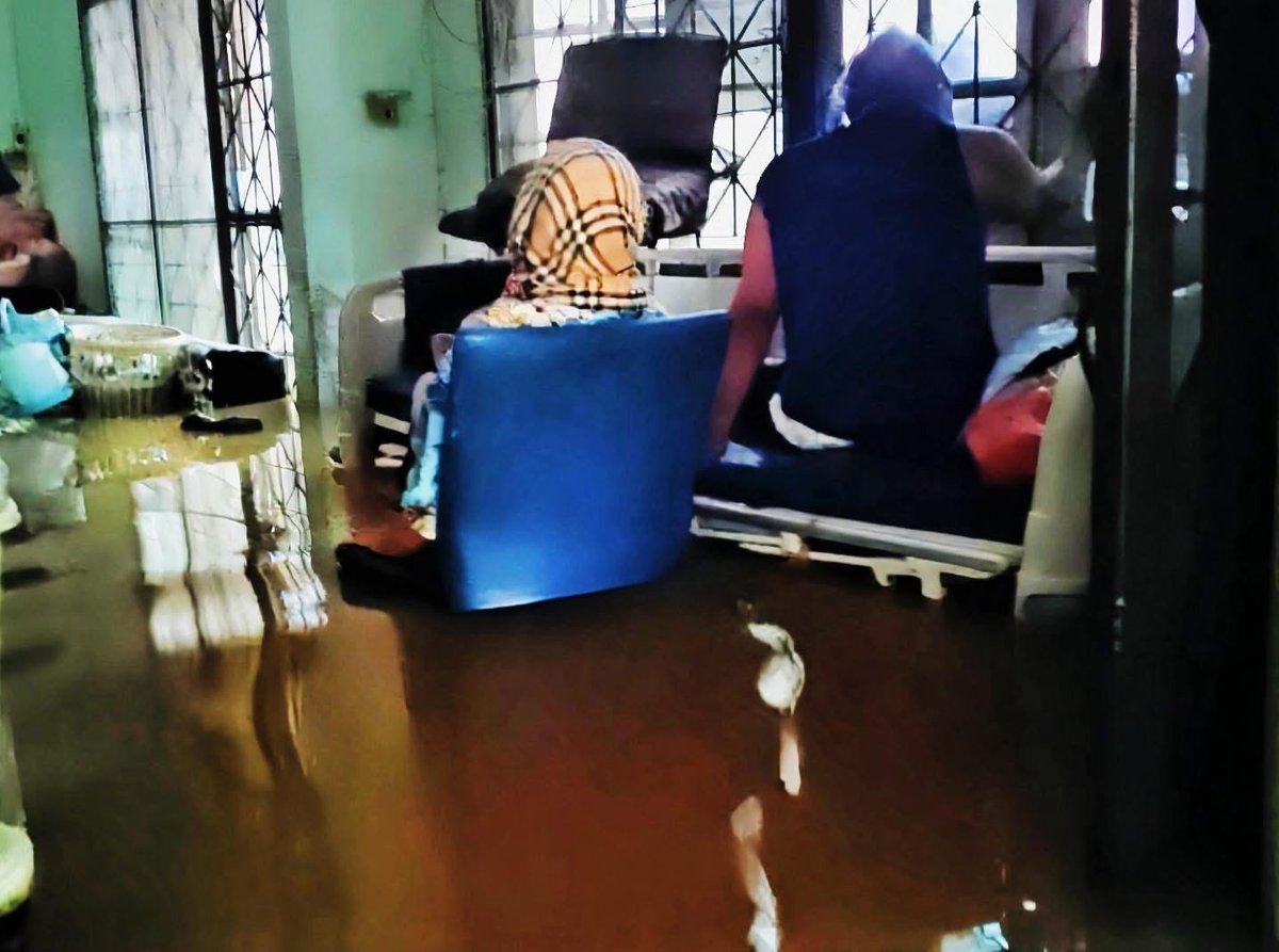 เคสด่วนนนน ขอความช่วยเหลือด่วนนนนคะ
คุณตา คุณยาย ตะโกนให้ช่วยจนสุดเสียง แต่ก็ไม่มี
ใครหันกลับมาช่วย คุณตาคุณยายเป็นผู้ป่วยติดเตียง
ตอนนี้น้ำขึ้นมาจะท่วมหัวแล้ว ช่วยเหลือตัวเองไม่ได้
ทีมงานเทศบาลก็อยู่ไม่ไกล โทรไปไม่มีใครรับสายเลยใครที่เห็นโพสนี้เข้าไปช่วยเหลือด่วนเลยนะคะ