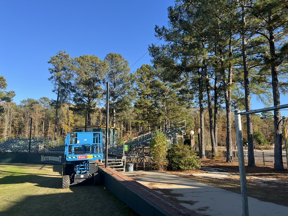 MethodistU_BSB's tweet image. New backstop net installed! Getting Armstrong-Shelley Field ready for the 2026 baseball season!

#MethodistBaseball 🦁