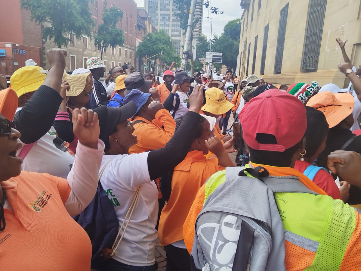 Patricia_Bantom's tweet image. If they don't listen with negotiations, they will listen with the skin. 

Mawusa National Executive Members and Gauteng Branches led by President @RNwedo, demanding implementation of demands at the Department of Public Works and Infrastructure Pretoria. #WorkersUnite #DecentJobs