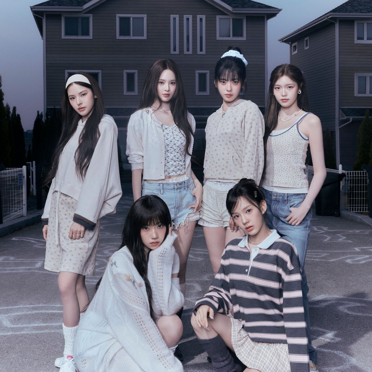 OneilyMusic's tweet photo. 1 year ago today, izna made their debut. https://t.co/qLiDBg8Nxg