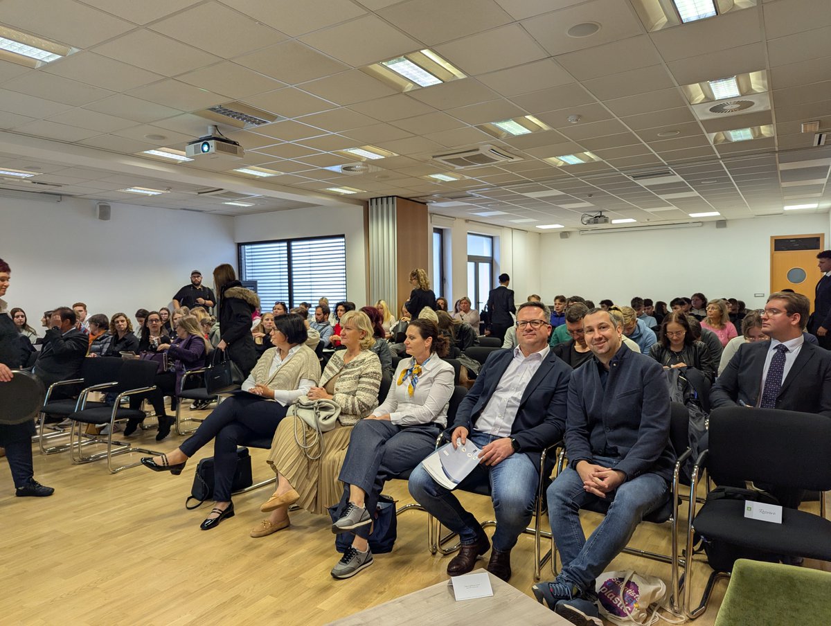 remedies_EU's tweet image. REMEDIES at #CircularShift2025! ♻️
NIC @kemijski showcased Zero-Waste Seaweed Coatings for Cosmetics, replacing single-use plastics in hospitality. The team shared DIY workshop results &amp;amp; offered zero-waste hand massages. 🌿
More: remedies-for-ocean.eu/remedies-at-ci…