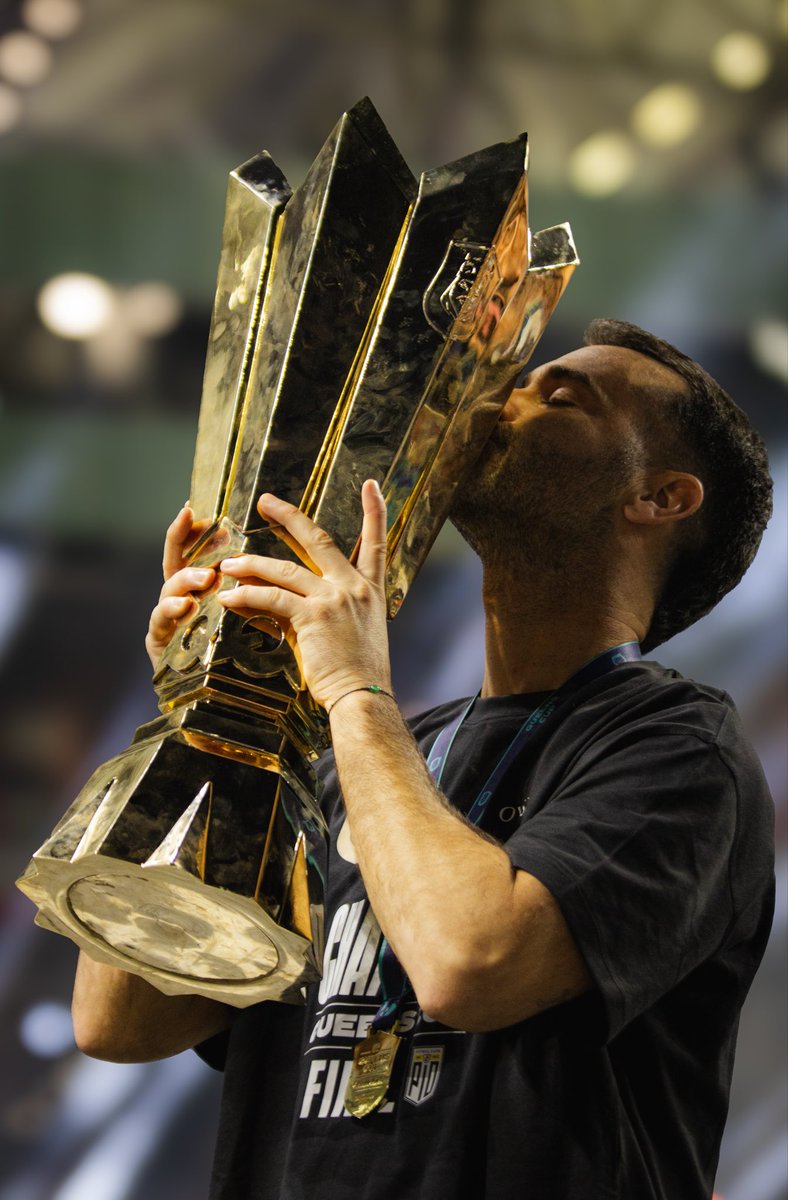 Ya aterrizamos en Barcelona familia.. GRACIAS por tanto de verdad 💛🏆🇲🇽 #PPP