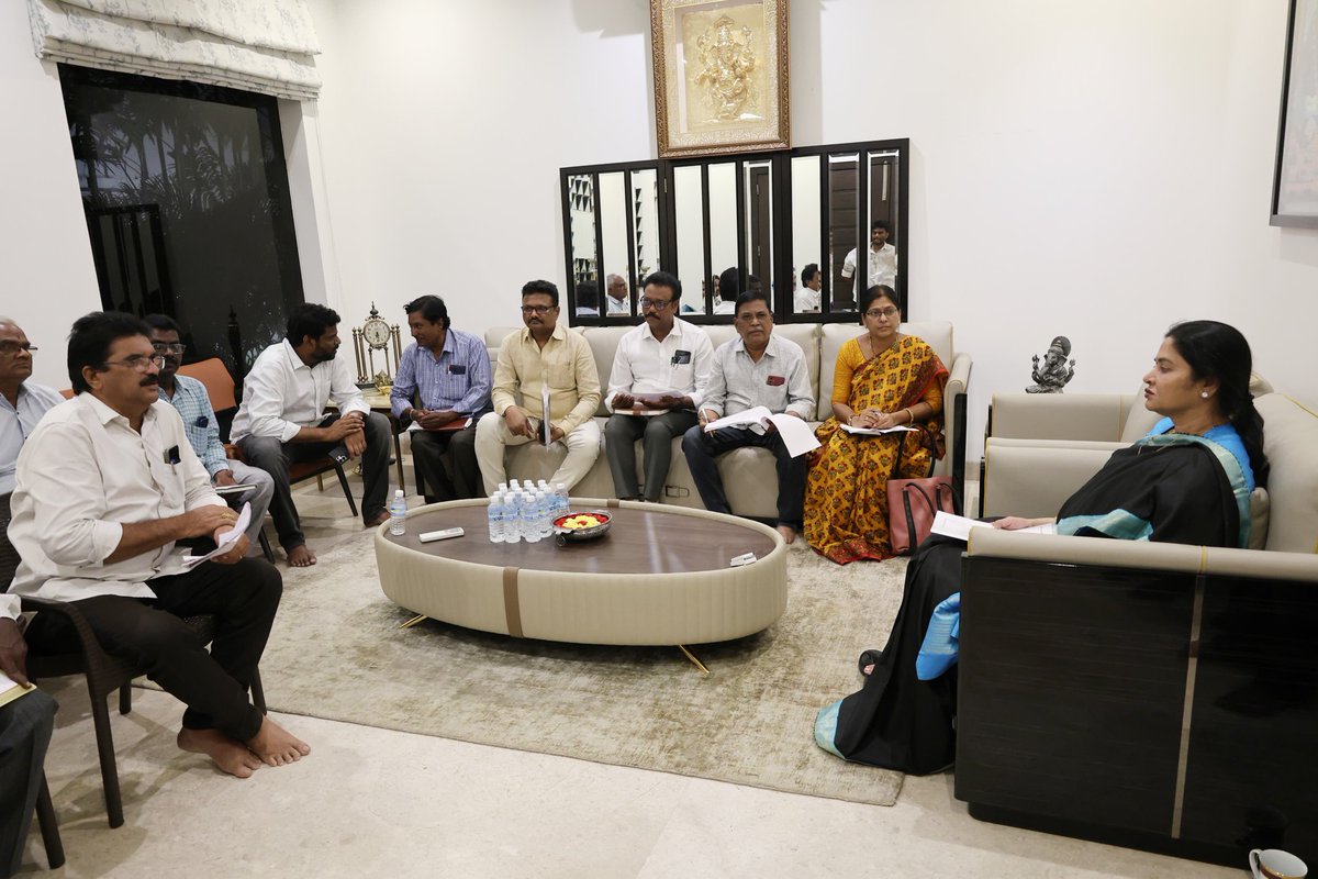 Prashanthi_VPR's tweet image. సోమవారం నెల్లూరు నగరంలోని విపిఆర్‌ నివాసంలో హౌసింగ్‌, ఎంపీడీవోలతో సమీక్ష నిర్వహించాను.ఈ సందర్భంగా నియోజకవర్గంలో ఇప్పటివరకు సర్వే వివరాలపై ఆరా తీశాను.

కోవూరు నియోజకవర్గంలో అధికారులు సమన్వయంతో పనిచేసి అర్హులైన ప్రతి ఒక్కరికీ ఇంటి స్థలం, ఇళ్ల నిర్మాణాలకు సర్వే పూర్తి చేయాలని…