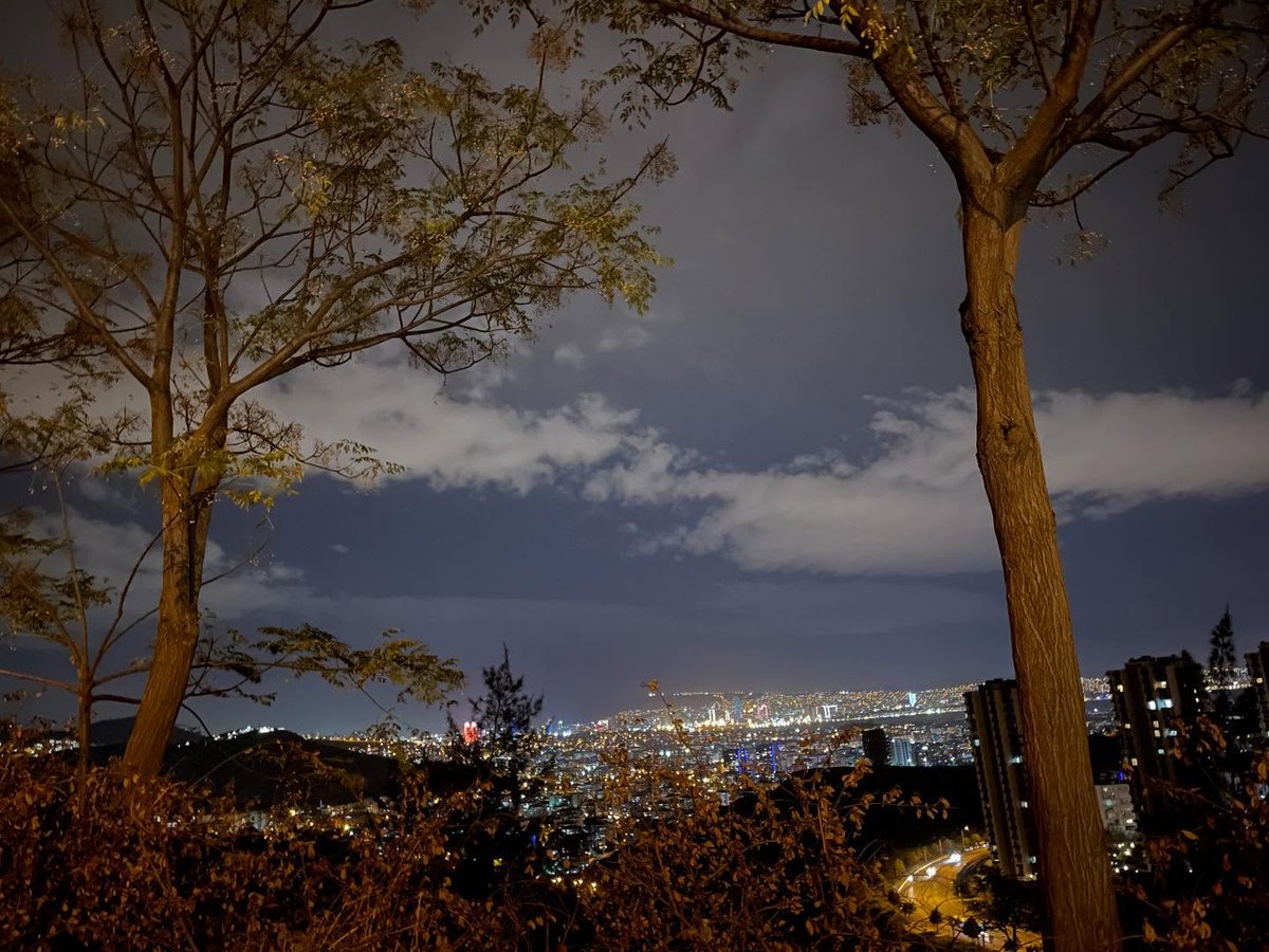 serkanbenim.com/2025/10/04/moz…
Ülkü Tamer’in dizesini hatırlıyorum: İçime çektiğim hava değil, gökyüzüdür. Bu gökyüzü, tüm bu yalnızlığımızın, bu yeni başlangıcın sessiz bir tanığı. #pazar #gününöyküsü #sonbahar #kisonu #autumn #autumnvibes📷 #autumnvibes📷 #autumncolors📷