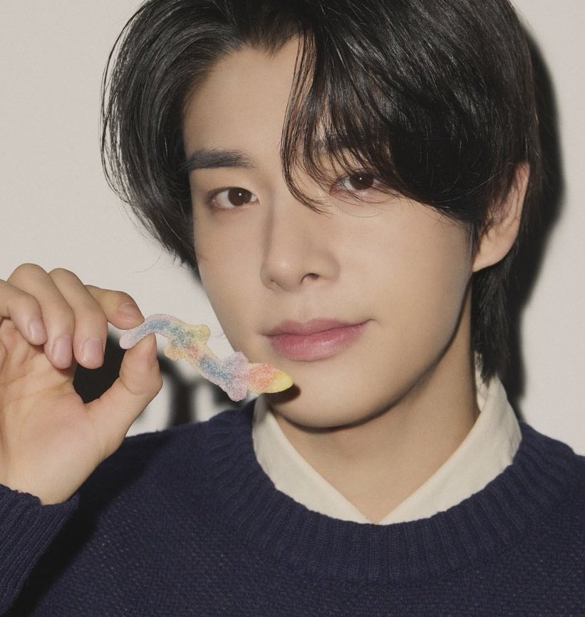 jakeyclub's tweet image. jake and his favorite sour candy (chupa chups) 😆