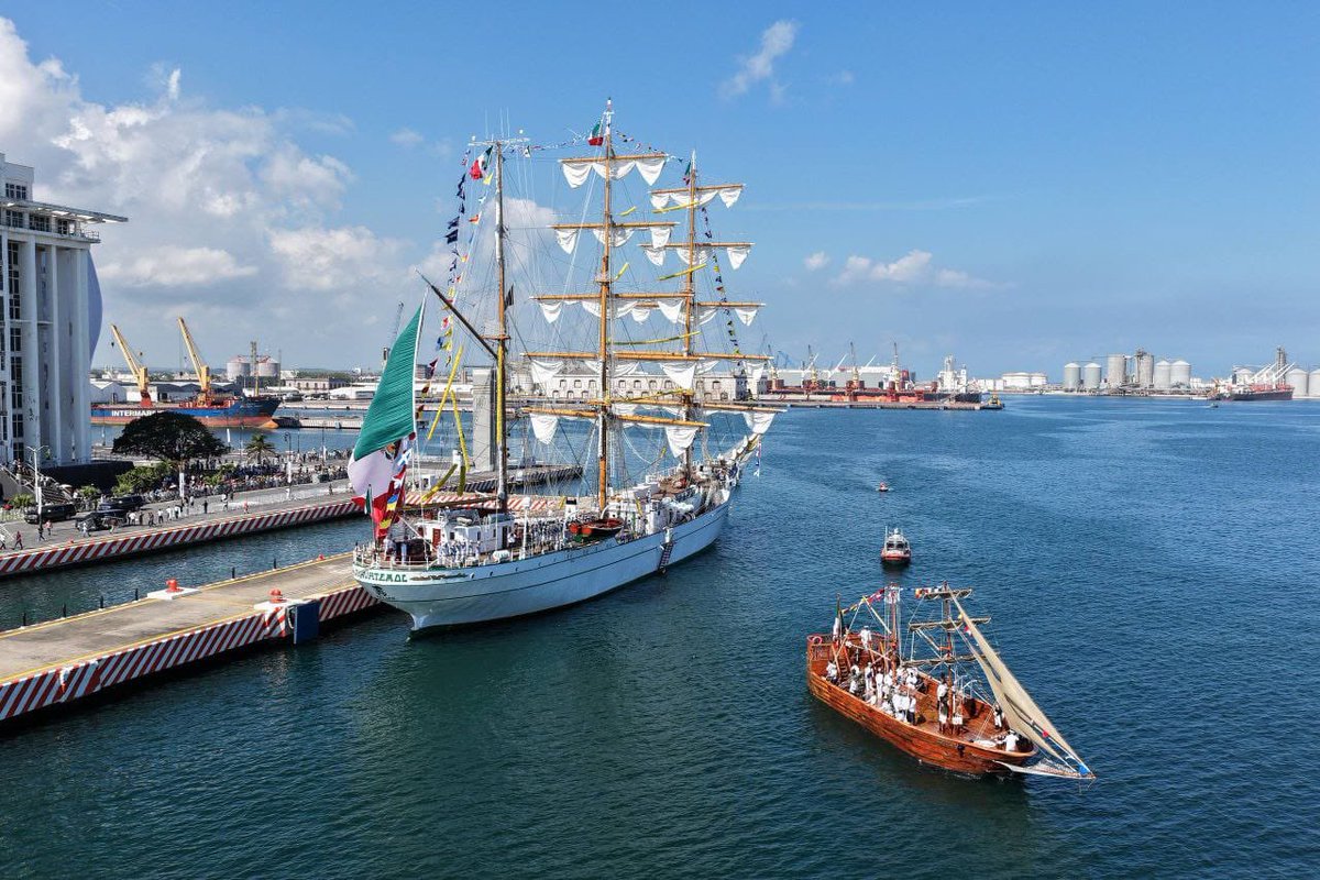 El buque escuela Cuauhtémoc en el malecón del puerto de Veracruz.