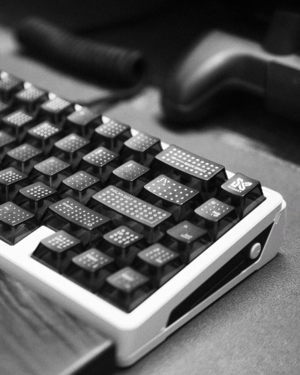 KeysFusion's tweet image. Dark mode on your phone ✅
Dark mode on your browser ✅
Dark mode on your IDE ✅
Dark mode on your... keyboard? ❌
Until now. 

Black Polka Dot keycaps: The final piece of your all-dark-everything aesthetic.
Your setup isn&apos;t complete without it 🖤
#blackkeycap #keycaps