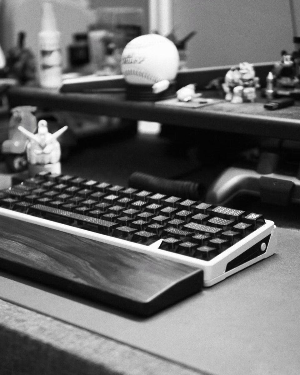 KeysFusion's tweet image. Dark mode on your phone ✅
Dark mode on your browser ✅
Dark mode on your IDE ✅
Dark mode on your... keyboard? ❌
Until now. 

Black Polka Dot keycaps: The final piece of your all-dark-everything aesthetic.
Your setup isn&apos;t complete without it 🖤
#blackkeycap #keycaps