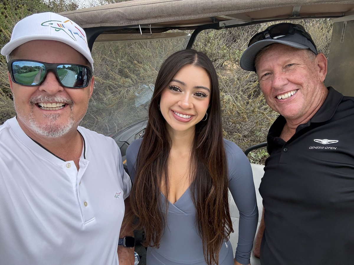 wdlyon's tweet image. Same, but the wife says "Why do you talk to everyone?" 😳😂🤷🏻‍♂️ #SelfiewithaStranger