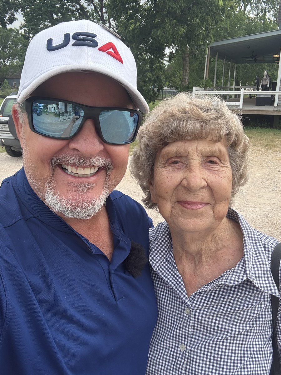 wdlyon's tweet image. Same, but the wife says "Why do you talk to everyone?" 😳😂🤷🏻‍♂️ #SelfiewithaStranger