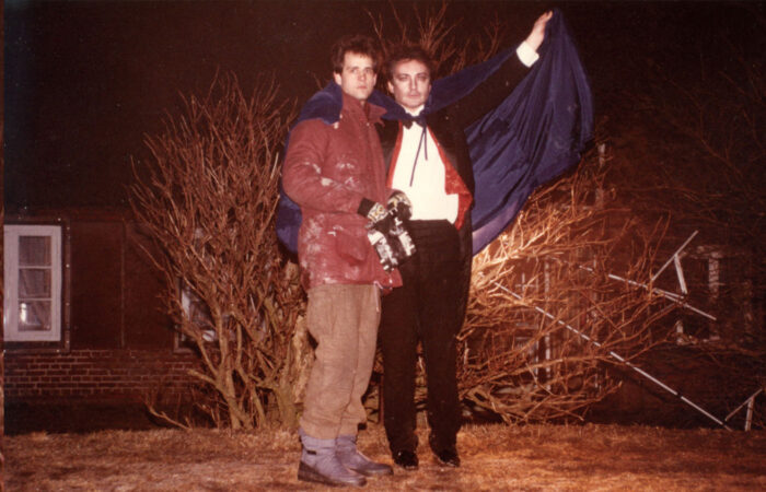 Udo Kier verband eine besonders enge künstlerische Zusammenarbeit und Freundschaft mit Christoph Schlingensief. Ihre gemeinsame Leidenschaft für provokative und experimentelle Kunst prägte einige der markantesten Werke des deutschen Kinos.