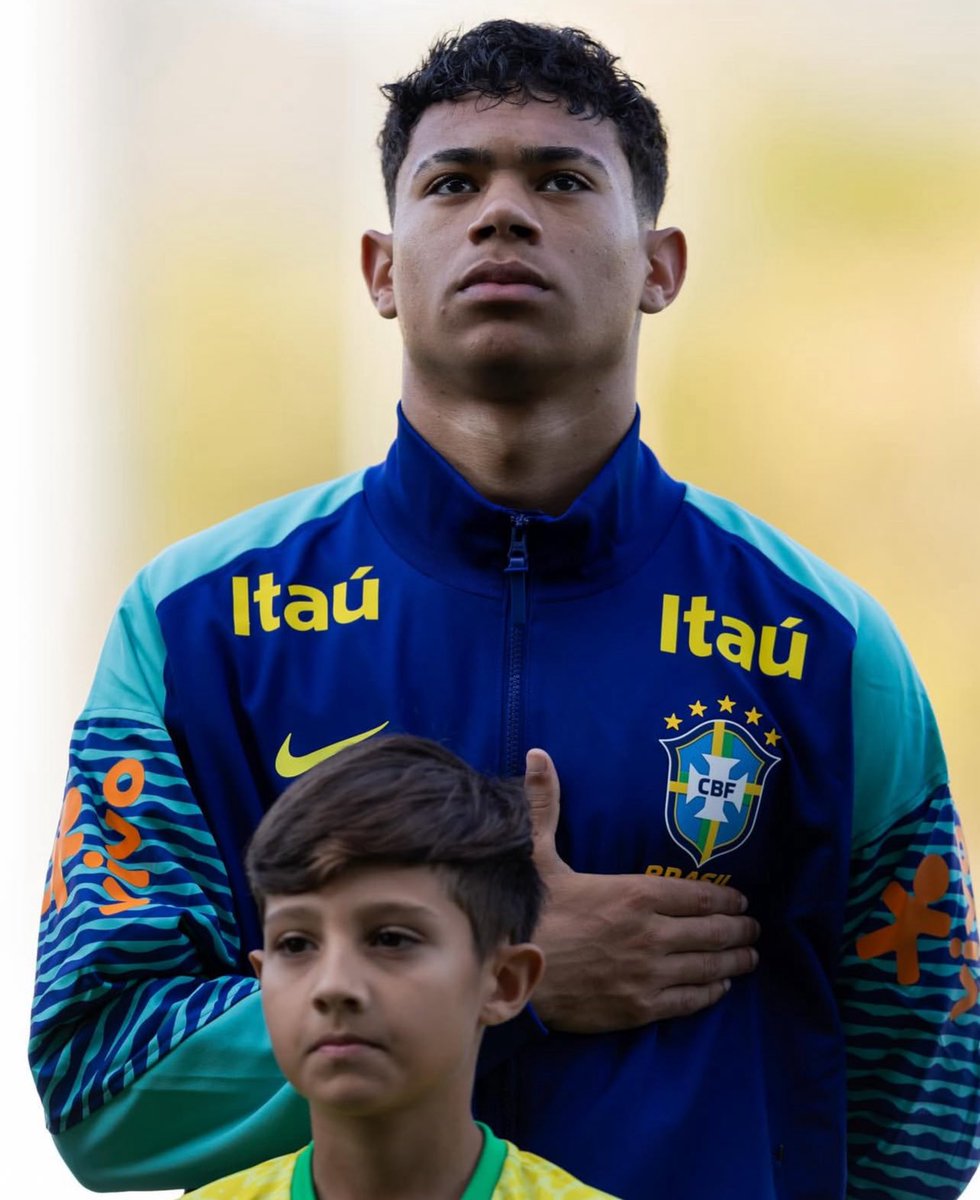 crsxsa's tweet image. 🇧🇷🇵🇹🥊 It has come out on National TV that Portugal’s #10 Mateus Mide is Brazilian. 

Brazil’s CB Luis Pacheco did an interview today vowing he’d make Mide ‘remember he’s Brazilian’ 😳

This one should be fireworks, Portugal v Brazil #U17WC semifinals kickoff in one hour 🍿🧨