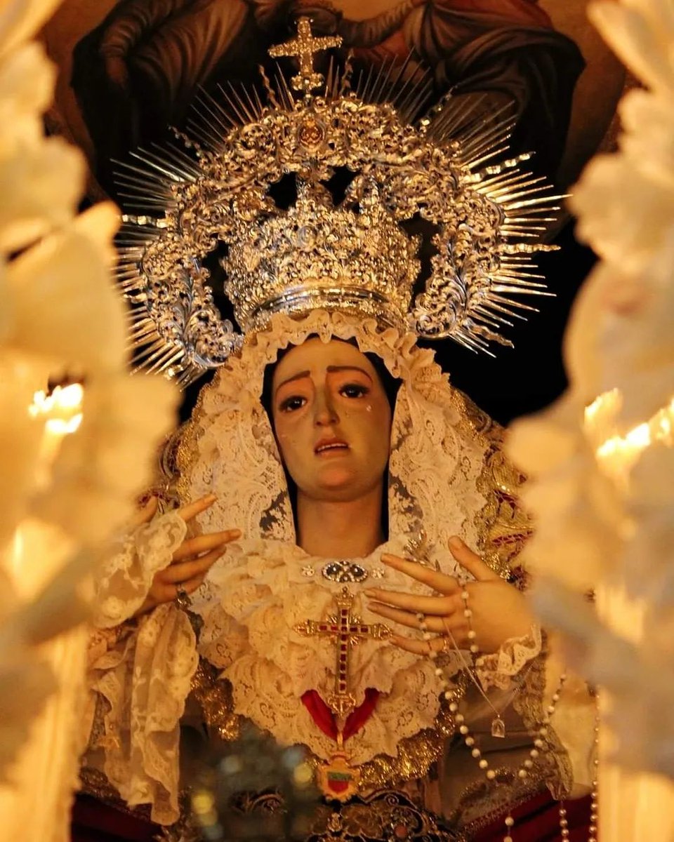 "Como la culpa traidora
al sol no pudo mirar,
tampoco pudo aguardar,
que amaneciese la Aurora:
Pues huye de Vos, Señora,
este nocturno animal;
Sois concebida María,
sin pecado original".