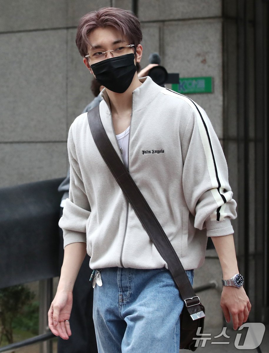 EVERYW0NWOO's tweet image. BRINGING BACK THIS ICONIC WONWOO LOOK 😩 I MISS HIM