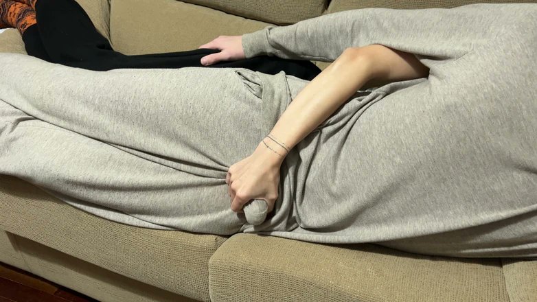 راح اتمدد عالسرير واتغطى ووي  نفسي  نايم  مين بدها تجي  ترفع الغطا  وتسحب زبي  تقومه وترضعه حتى ينزل بفمها وترجعو مكانو وتغطيه  و