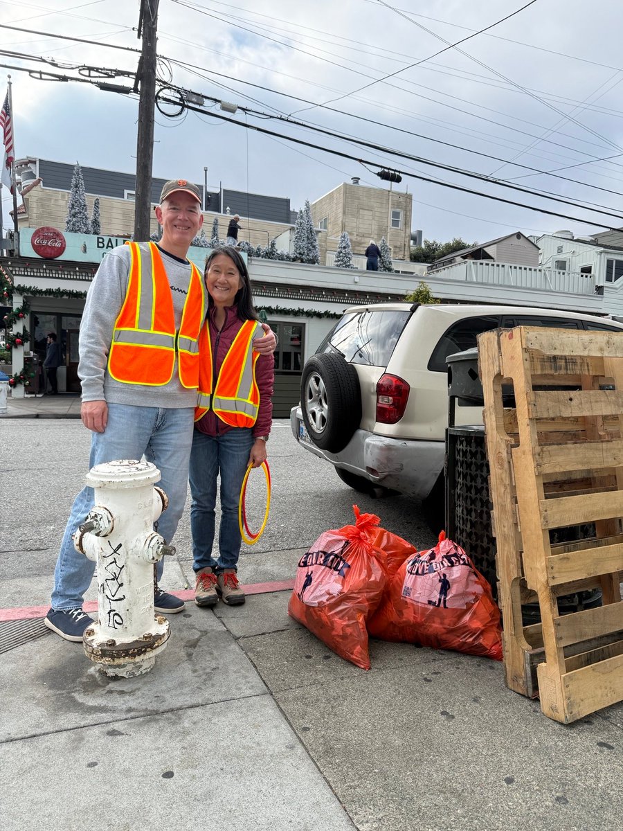 RefuseRefuseSF's tweet image. Thank you to the 450 volunteers who geared up and cleared 470+ bags of trash at 24 citywide cleanups in San Francisco this past weekend.

Yet, we can do even better SF! If you haven&apos;t joined a cleanup, or joined one in a while, come on out to be part of our Trashy Community!