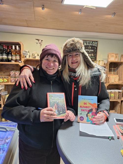Boekpresentatie door Winter Vol Liefde Judith, Boer in de Bergen, op de boerderij van haar zus Burgerboerderij De Patrijs in Laren. Ik was erbij. Het was koud!
alfabetdater.nl/boekpresentati…