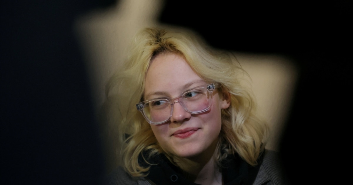 Novikovtalk's tweet image. Иногда, чтобы остаться собой – нужно уйти. А чтобы обрести новый смысл – потерять всё. 

P.S. Надеюсь стран, где можно арестовывать за музыку, а вместо стадионов талантливый исполнитель получает вынужденную эмиграцию – будет меньше.

#наоко #stoptime #россия